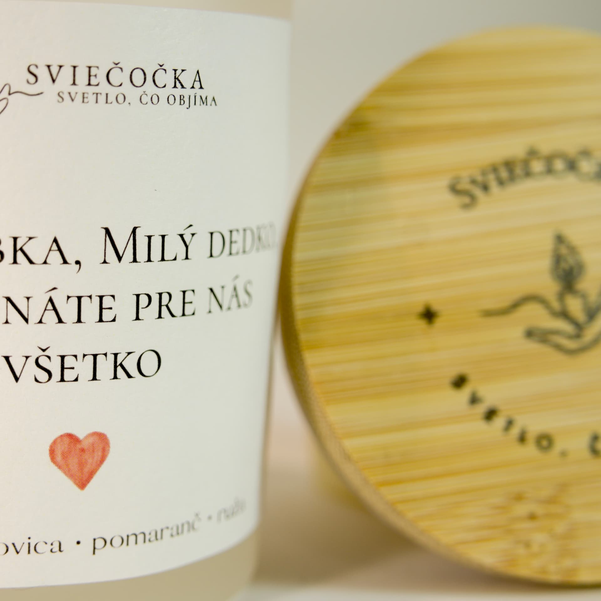 Babka a dedko céder · borovica · pomaranč · ruža 140g ručne vyrábaná sójová sviečka sójový vosk - pohľad 6